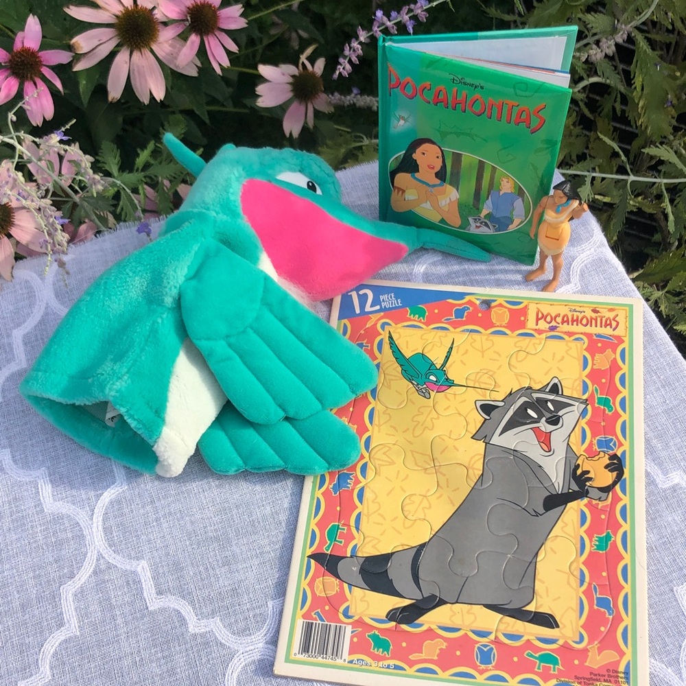 DISNEY Pocahontas lot -book, Meeko puzzle Flit puppet & Pocahontas toy